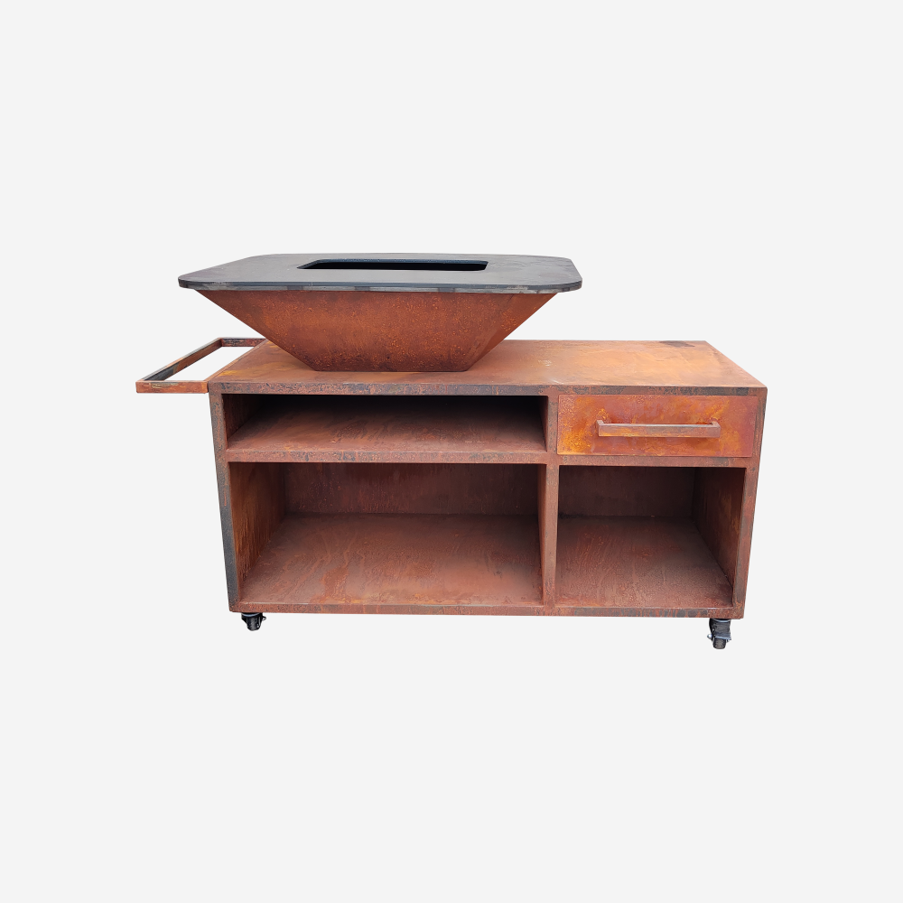 Grande barbecue con mobile in acciaio corten con piastra e griglia in acciaio